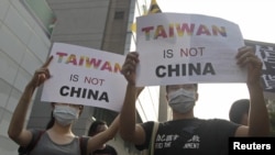 Tajvanski aktivisti drže transparent "Tajvan nije Kina", Taipei
