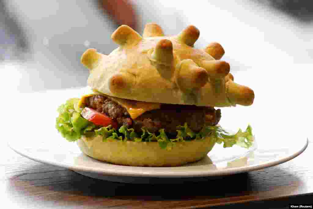 Un burger care imită reprezentarea grafică a coronavirusului, Hanoi, Vietnam.