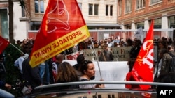 Членови на синдикатите за изведувачки уметности на протест против подемот на екстремно десничарските партии, 13 јуни 2024 година.