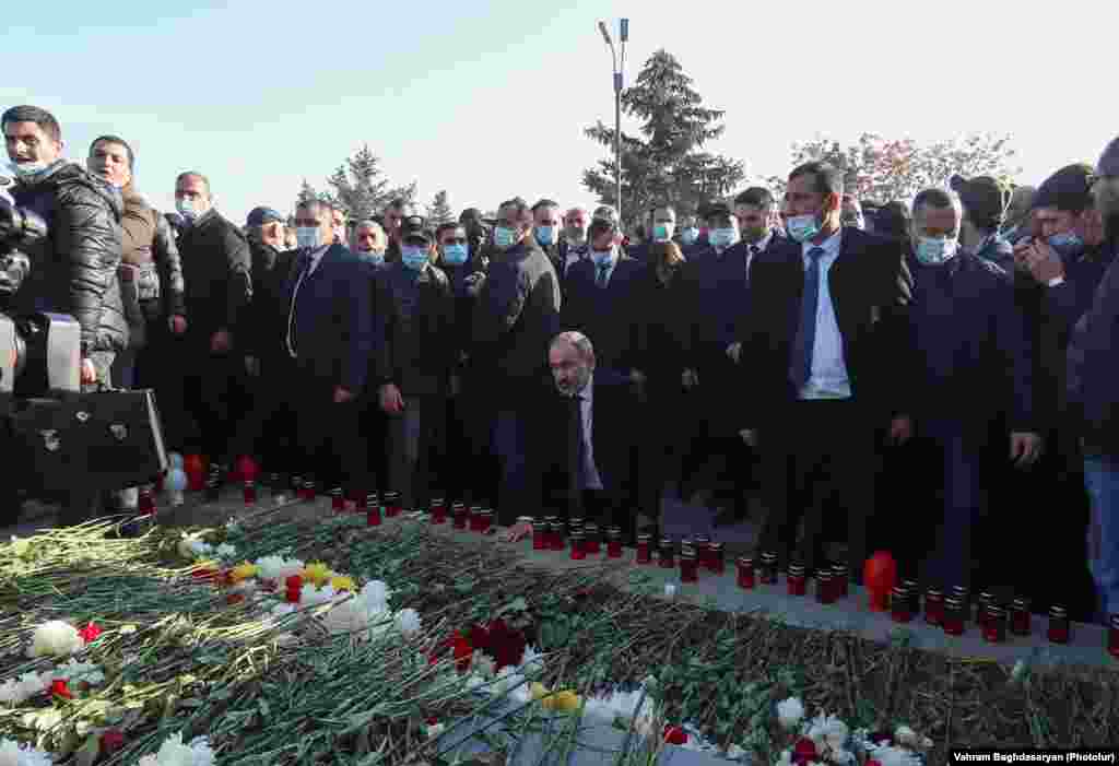 Ерменскиот премиер им оддава почит на воените гробишта. Многу Ерменци се лути од начинот на справување со конфликтот од страна на Пашинијан и шокантната најава за мировен договор со кој се отстапи територија на силите на Азербејџан што претходно беше под контролна на етничките ерменски сили.