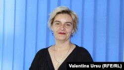 Mariana Țăranu în studioul Europei Libere la Chișinău