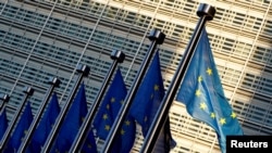 Zstave Evropske unije ispred sjedišta Evropske komisije u Briselu
