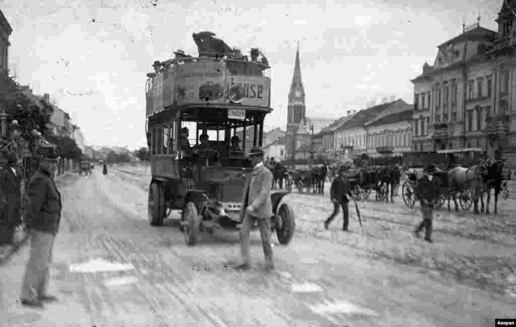 Unul dintre primele autobuze cu două etaje în Arad în 1915. Unele fotografii din arhivă, inclusiv aceasta, au fost efectuate în regiuni care făceau parte din Regatul Ungariei înainte de 1918. Economistul Edgar Szocs a fondat arhiva împreună cu doi prieteni - un preot și un dezvoltator de software. Site-ul web Azopan și&nbsp;pagina de Facebook&nbsp;au fost lansate pe net în primele luni ale lui 2019.&nbsp; &nbsp;