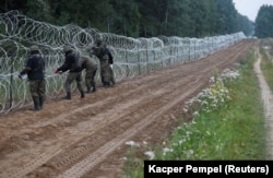 Épül a szögesdrótkerítés a lengyel-belarusz határon, Nomiki falu közelében, 2021- augusztus 26-án.