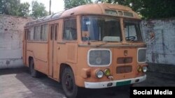 Каракалпакские учителя и медики отправились на чеканку хлопчатника в автобусе ПАЗ, выпущенном в 1988 году. 