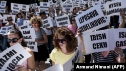 Atkivistë dhe familjarë të personave të pagjetur mbajnë në duar emrat e personave të pagjetur që nga lufta e fundit në Kosovës. 