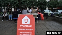 Az Utcajogász jogsegélyszolgálata a Blaha Lujza téren 