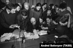 Saharov, revenit în lumina reflectoarelor după ani de exil. Savantul stă de vorbă cu jurnaliștii, după înaintarea sa la funcția de deputat, în 1988.
