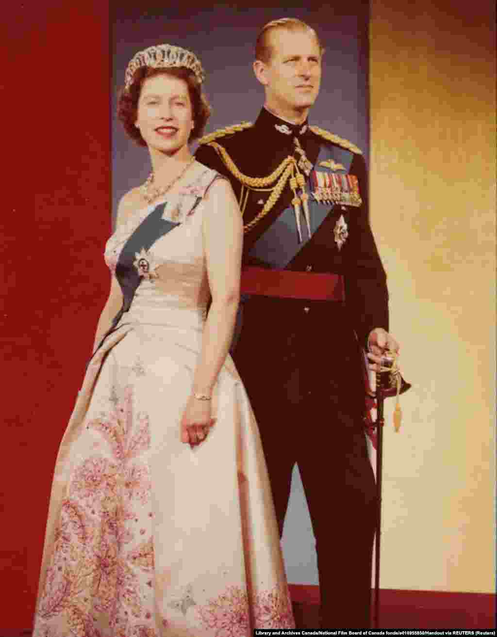 Erzsébet és Fülöp egy portréhoz pózolnak 1959-ben. 
