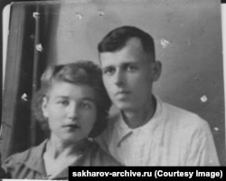 Saharov și Klavdia Vihireva în ziua nunții lor, iulie 1943.