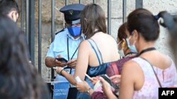Посетители в Колизеума в Рим показват своите "зелени" пропуски на входа. Снимката е от 6 август