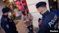 Poliția austriacă verificând certificatul sanitar, la Vienna
