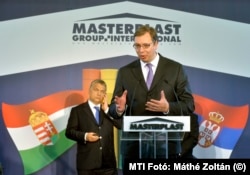 Aleksandar Vučić szerb miniszterelnök a Masterplast Nyrt. szabadkai gyárának avatásán Orbán Viktorral 2016-ban