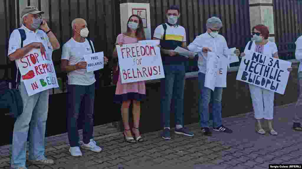 Este pentru a două oară, după o lună, când membrii Platformei Naționale aForumului Societății Civile din Parteneriatul Estic pichetează sediul Ambasadei Belarusului de la Chișinău.