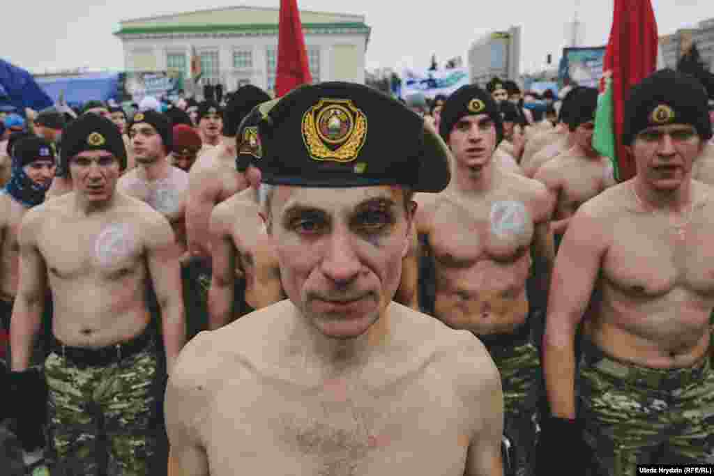 Un participant înainte de începerea &bdquo;Cursei bărbaților adevărați&rdquo;, Minsk, Belarus, la care au luat parte circa trei mii de bărbați, 23 februarie 2019