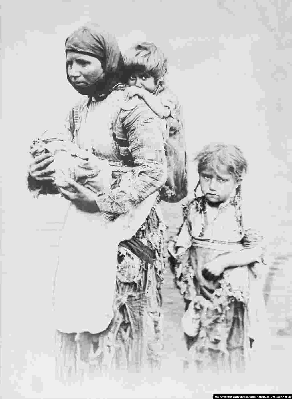 Fotografie înfățișând o mamă și pe cei trei copii ai săi, refugiați armeni, realizată în timpul genocidului de Armin T. Wegner.