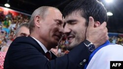Путин целует дзюдоиста Тагира Хайбулаева
