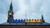 Acoperișul Primăriei din Copenhaga, iluminat în culorile steagului ucrainean. Extinderea UE se află pe agenda primului summit european de toamnă, din capitala daneză. 