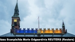 Acoperișul Primăriei din Copenhaga, iluminat în culorile steagului ucrainean. Extinderea UE se află pe agenda primului summit european de toamnă, din capitala daneză. 