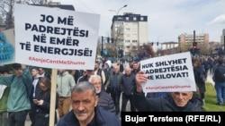 Protestuesit mbajnë pankarta në duar kundër shtrenjtimit të rrymës në Kosovë, Prishtinë, 11 prill.