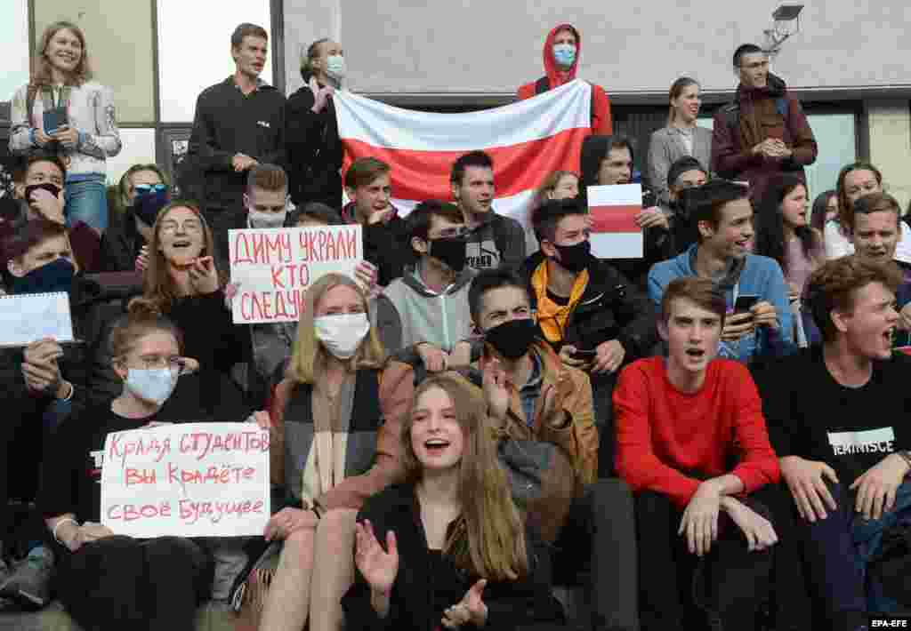 A poszteren hátul az olvasható, &quot;Dimát elrablták, ki a következő?&quot; &quot;Azzal, hogy elrabolnak diákokat, a jövőjüktől fosztják meg őket&quot; - áll az elöl lévő poszteren.