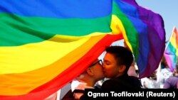 Илустрација - Пар се бакнува на првата Парада на гордоста во Скопје