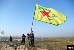 A szíriai kurd Népi Védelmi Egységek (YPG) tagjai győzelmüket ünneplik Kobaniban, Szíriában 2015. január 26-án. Törökország szerint ők a terroristának minősített PKK egyik gyűjtőhelye