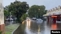 Auto se vozi poplavljenom ulicom u zalivu Byron u Novom Južnom Walesu, Australija, 7. februar 2020. 