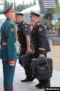 Ushtarakët rusë duke mbajtur në duar çantë Cheget. Moskë, 16 qershor 2015.