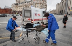 Госпитализация пожилой женщины, которой стало плохо на улице. Москва, 17 апреля