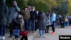 Coadă la centrele de votare, unde se poate vota anticipat în alegerile prezidențiale americane din 3 noiembrie 2020.