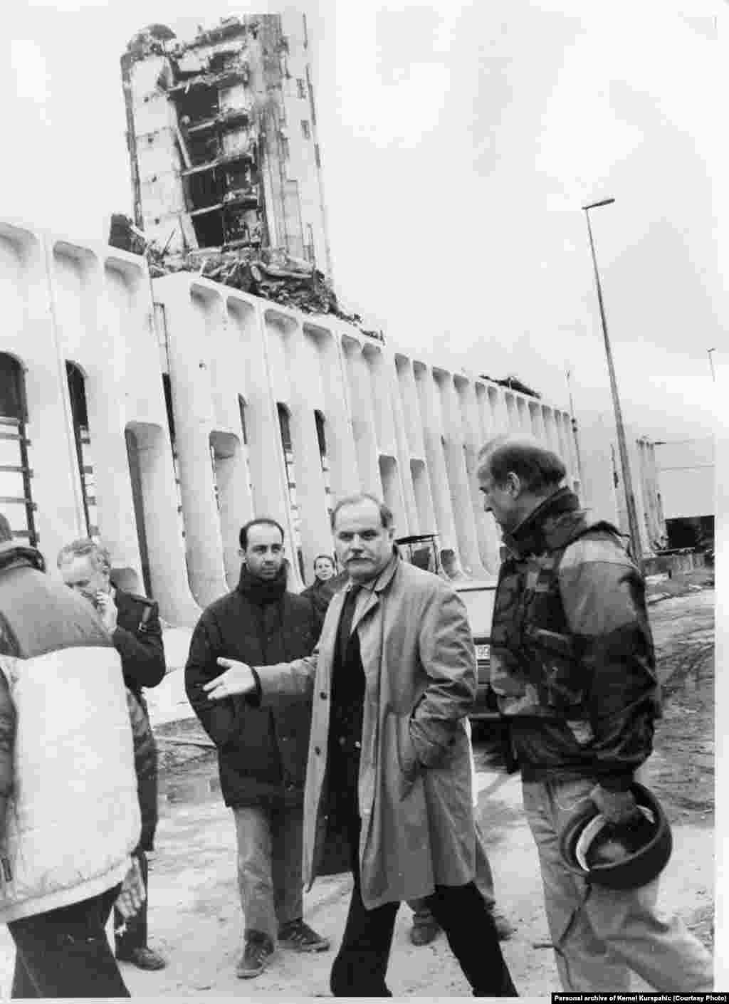 Joe Biden egykori szenátor Kemal Kurspahic főszerkesztővel az Oslobodjenje nevű újság szerkesztőségébe tesz látogatást Szarajevóban 1993-ban.
