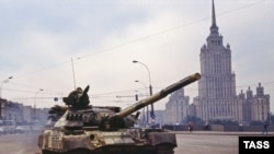 В Москве вспоминают тех, кто пытался противостоять танкам в 1991 году