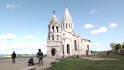 O catedrală armeană din Nagorno-Karabah a fost bombardată de două ori de Azerbaidjan. Trei jurnaliști străini răniți
