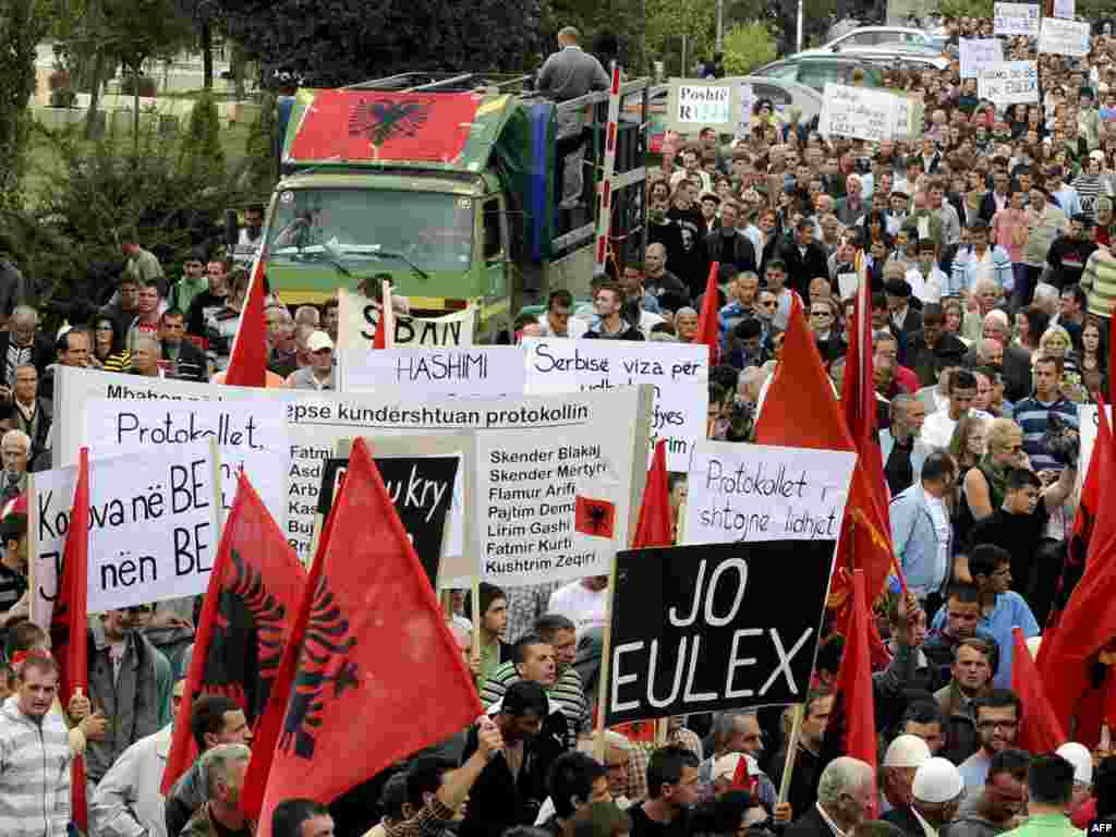 Kosovo - Ne žele dogovor Srbije i EULEX-a - U Prištini su građani protestirali protiv dogovora izmedju EULEX-a i Srbije. 