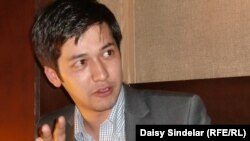 Gyrgyzystanyň täze parlamentiniň iň ýaş deputaty Jomart Saparbaýew Azatlyk Radiosy bilen söhbetdeşlikde, 3-nji noýabr.