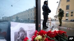Пред заведението беше поставена снимка на Татарски и руснаци оставяха цветя