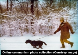 Чаушеску бежит с собакой зимой 1981 года, место неизвестно.
