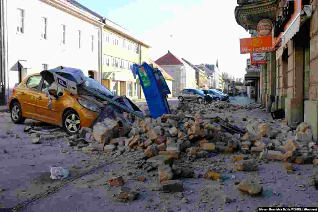 Një automjet i shkatërruar në një rrugë pas një tërmeti më 29 dhjetor, në Sisak.