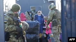 Украински войници проверяват преминаващи през граничен пункт в района на Луганск (илюстративна снимка)
