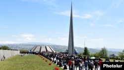 Тысячи человек пришли к мемориалу памяти резни армян в Османской империи