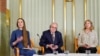 Oleksandra Matviychuk iz Ukrajinskog centra za građanske slobode, predstavnik ruskog Memorijala Jan Rachinsky i Natalia Pinchuk, supruga zatvorenog bjeloruskog disidenta Alesa Byalyatskog, obraćaju se na pres-konferenciji u Oslu 9. decembra.