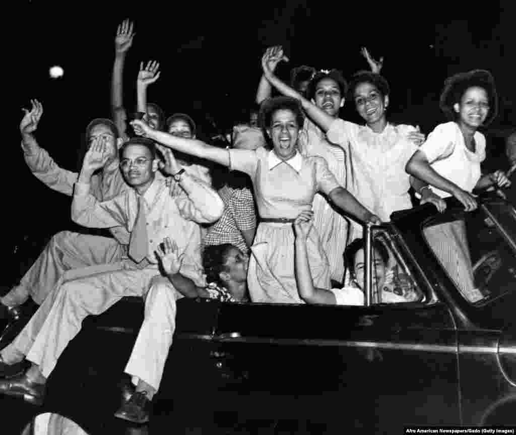 Të rinj afrikano-amerikanë festojnë përfundimin e luftës në Baltimore, Mariland.