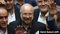 Мохамад Бакер Калибаф (во средината) со група пратеници по изборот за претседател на парламентот во Техеран во мај 2020 г.