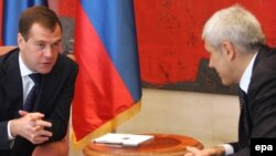 Presidenti rus, Dmitri Medvedev, dhe homologu i tij serb, Boris Tadiq, gjatë takimit të tyre në Beograd, 20 tetor 2009.