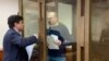 Русија го осуди новинарот и критичар на Кремљ, Кара-Мурза, на 25 години затвор