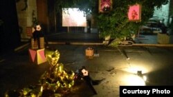 Фотографија од инсталацијата „Однасловено“ на Велимир Жерновски.