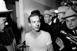Lee Harvey Oswald, pas arrestimit të tij.