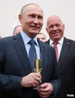 Президент Росії Володимир Путін та гендиректор корпорації «Ростех» Сергій Чемезов (праворуч) після церемонії вручення державних нагород співробітникам корпорації «Ростех» з нагоди 10-річчя корпорації в резиденції Ново-Огарьово, Московська область, Росія, 7 грудня 2017 року