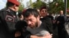 Ерменскaта полиција приведува демонстрант кој се обидел да блокира улица во знак на протест против договорот за демаркација на границата со Азербејџан, Ереван, 13 мај 2024 